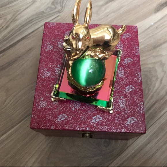 Golden Rabbit statue - Picture 3 of 4